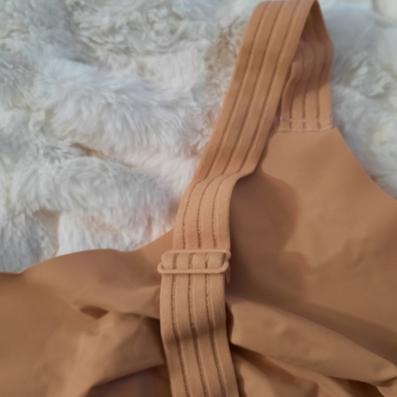 Knix V Neck Wide Strap Wireless Bra. Size 8 - Picture 5 of 7